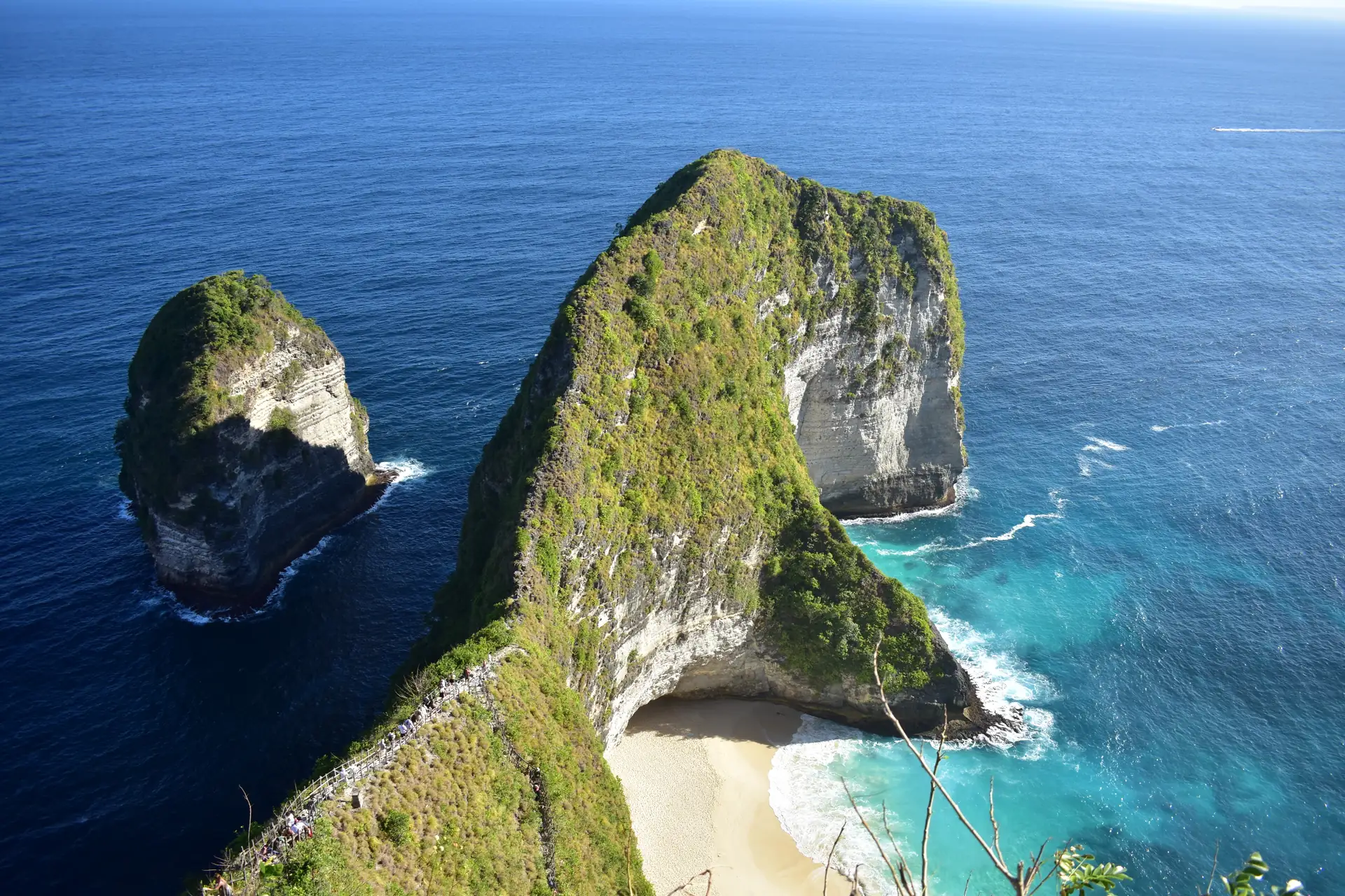 Portada de Que ver en Nusa Penida: Guia completa 2026. Donde quedarse y mejores consejos para recorrerla sin multitudes
